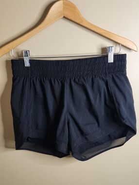 Athleta Mesh Racer Run Short 4" shorts in black. Size S. #291749
